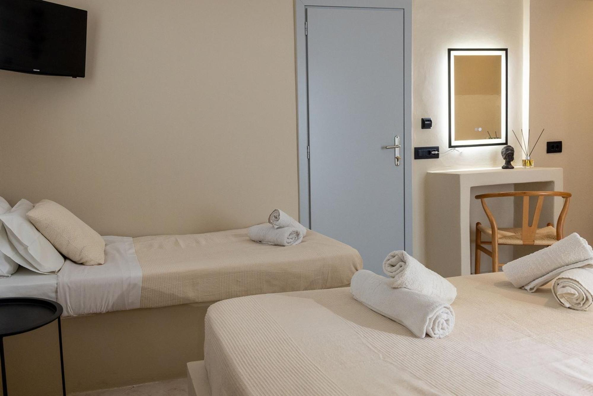Noe Rooms In Center Of Tinos Exterior photo